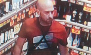 Nagrany w Biedronce. Rozpoznajesz tego mężczyznę?