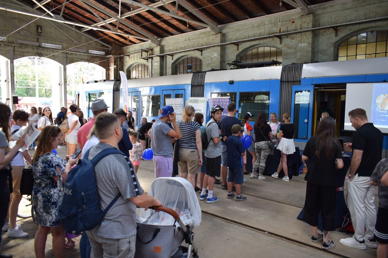 Rodzinny Piknik Bezpieczeństwa w Zajezdni Borek. Tramwaj zawsze ma pierwszeństwo przed pieszym!