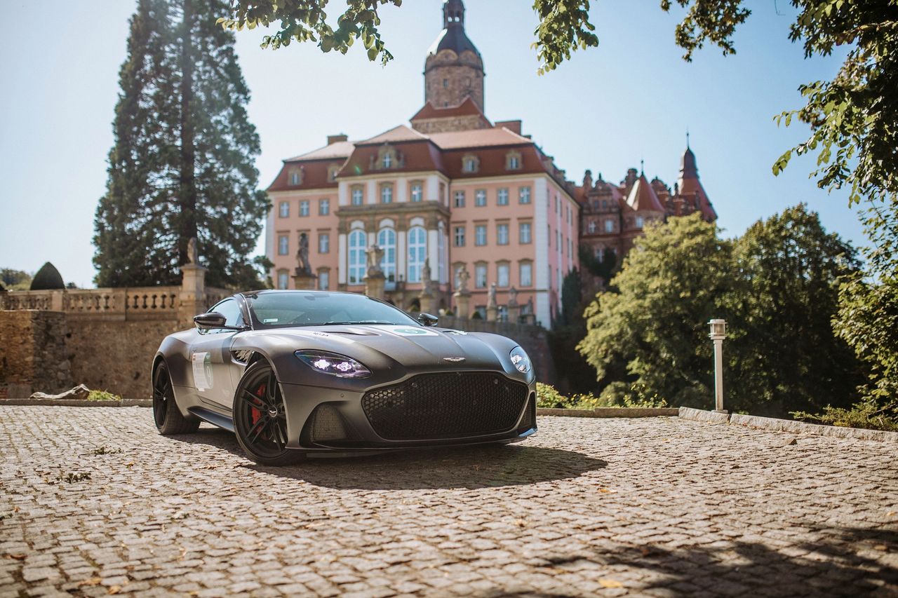 Zamek Książ w Wałbrzychu i Aston Martin DBS Superleggera