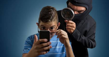 Te badania pokazują, ile Twoich prywatnych danych wycieka z telefonu do różnych firm