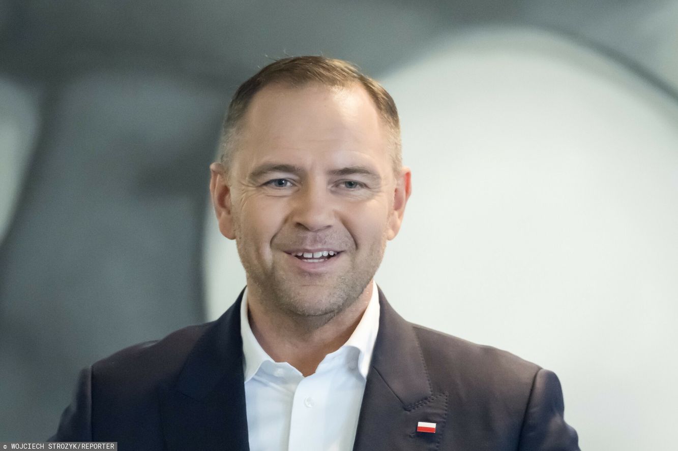 Karol Nawrockiは、Paktofonikiからの引用を持つシュレクに対応しています