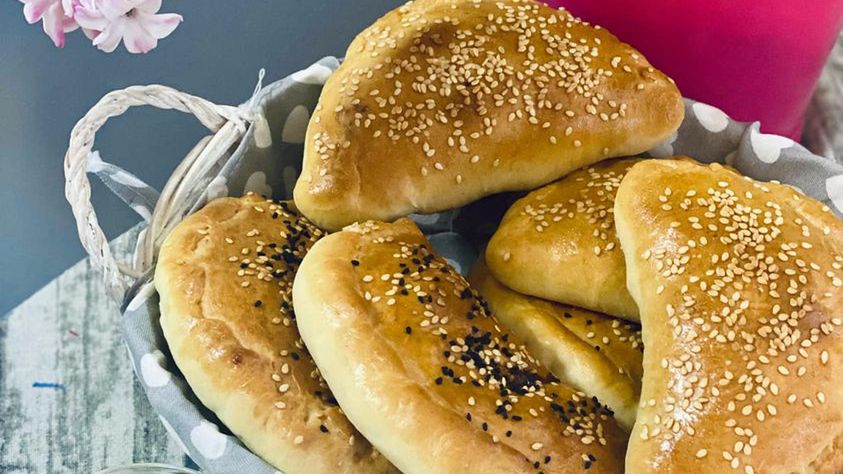 Mini calzone. Przekąska we włoskim stylu