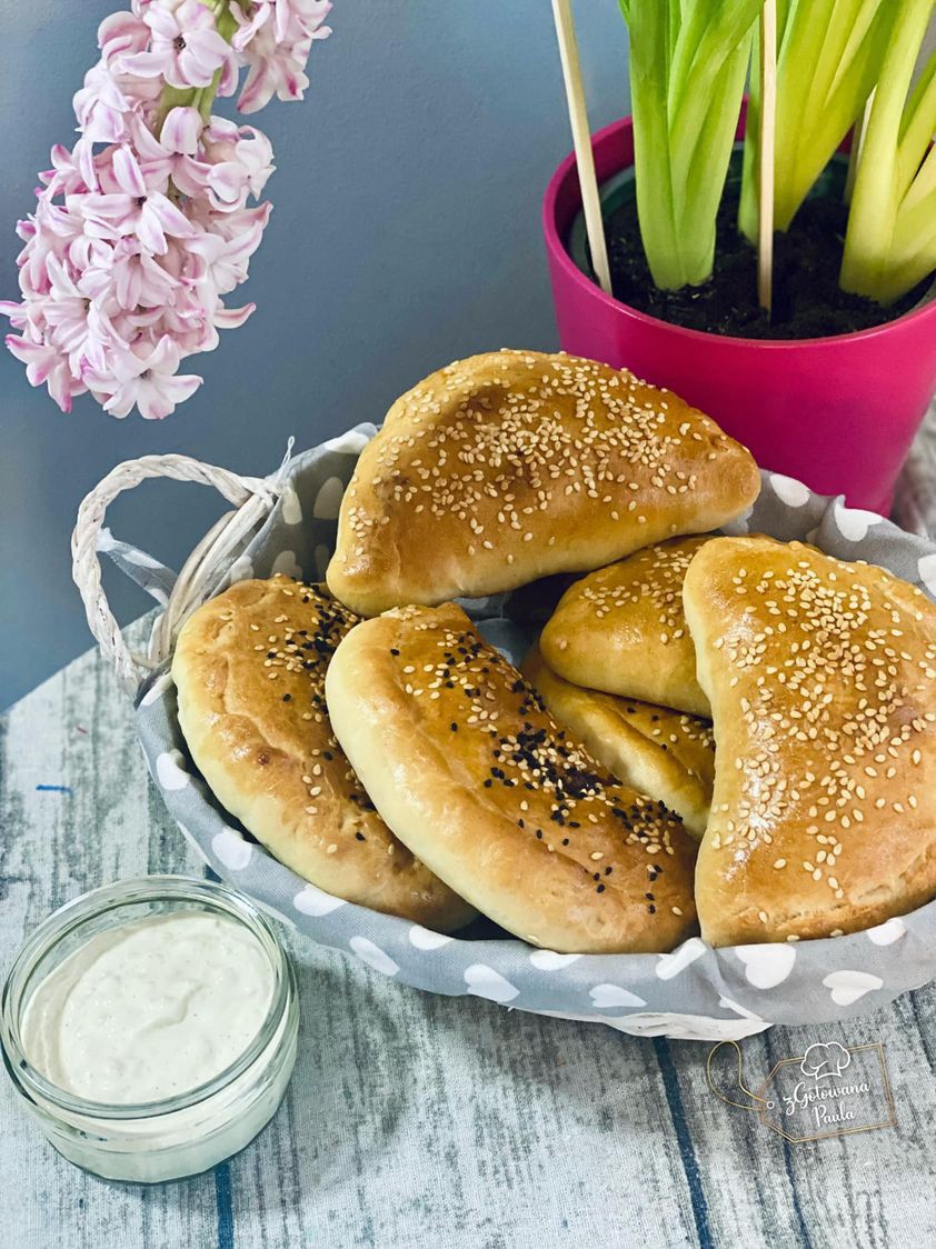 Mini calzone. Przekąska we włoskim stylu