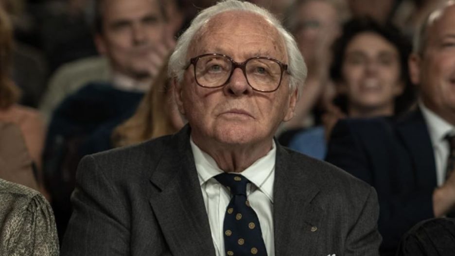 Kadr z filmu "Jedno życie", na pierwszym planie Anthony Hopkins jako Nicholas Winton