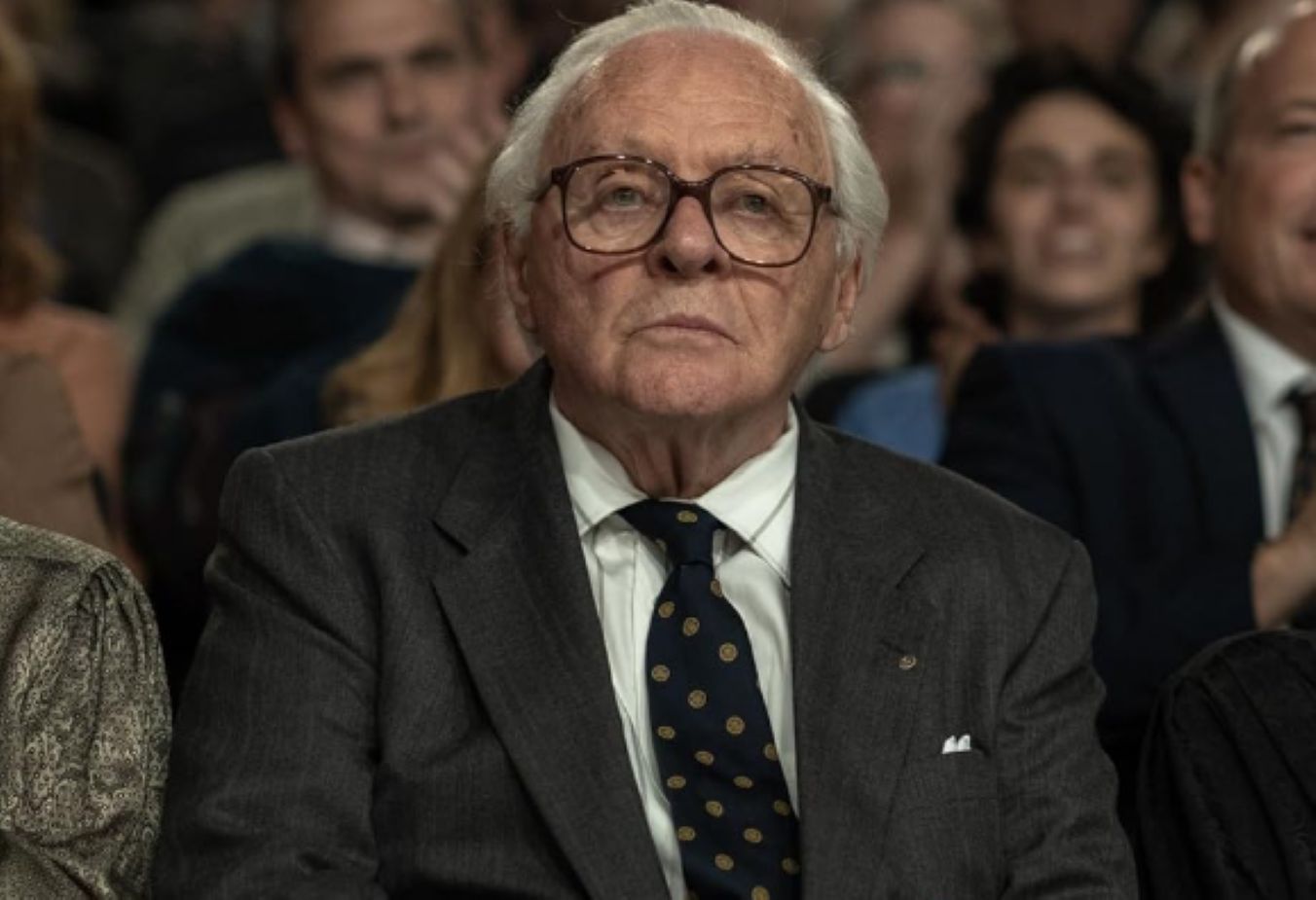 Kadr z filmu "Jedno życie", na pierwszym planie Anthony Hopkins jako Nicholas Winton