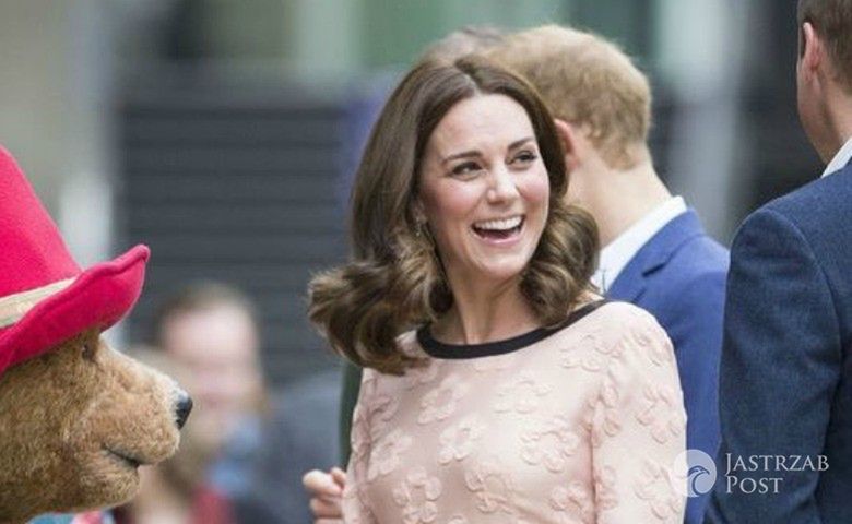 Szczęśliwa księżna Kate w różowej sukience