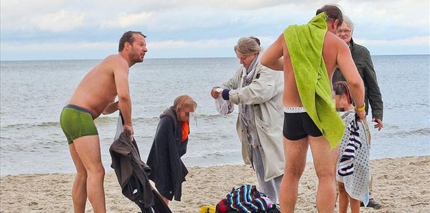 Anna Seniuk z rodziną na plaży w Dębkach