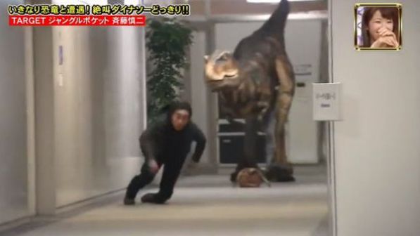 WTF dnia: dinozaur goni Japończyka w biurze. Facet nie wie, że to tylko żart [wideo] 1