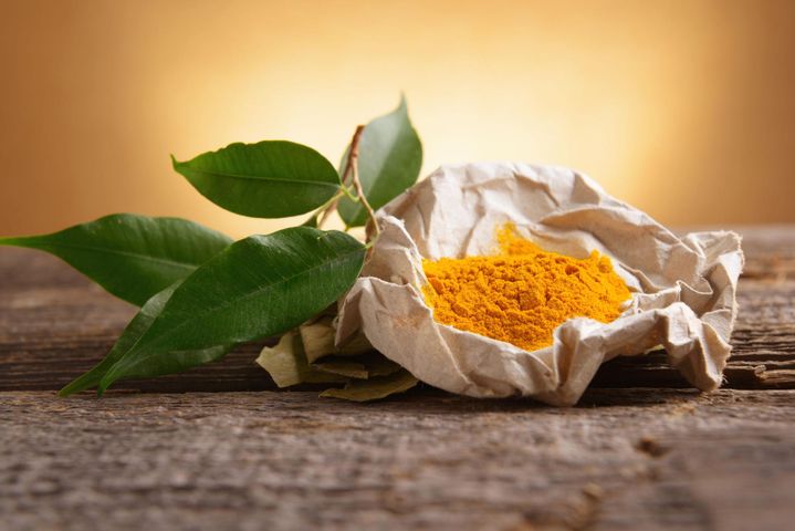Kurkumina to związek chemiczny pochodzący z kurkumy, który nadaje jej pomarańczowy kolor. Ta główna substancja bioaktywna jest nie tylko barwnikiem, ale i jednym z najsilniejszych antyoksydantów. 
