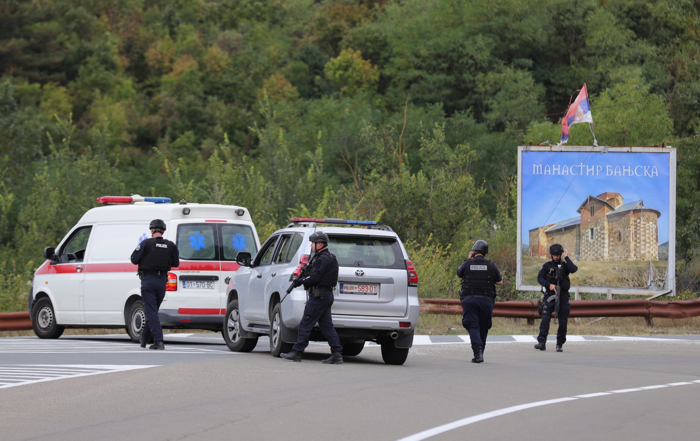 epaselect epa10880555 Kosovo police officers guard a checkpoint on the road near the village of Banjska following an attack, in Kosovo, 24 September 2023. At least one policeman was killed and another was wounded - Kosovo Prime Minister Albin Kurti confirmed on 24 September - in an attack the premier blamed on armed personnel coming from Serbia. Kosovo police have surrounded the local XIV century Serbian Orthodox Banjska monastery, stating the armed assailants are hiding in the premises. The incident comes at a fragile moment in the Kosovo - Serbia European Union-facilitated dialogue to normalize ties between the two parties. EPA/STR Dostawca: PAP/EPA.