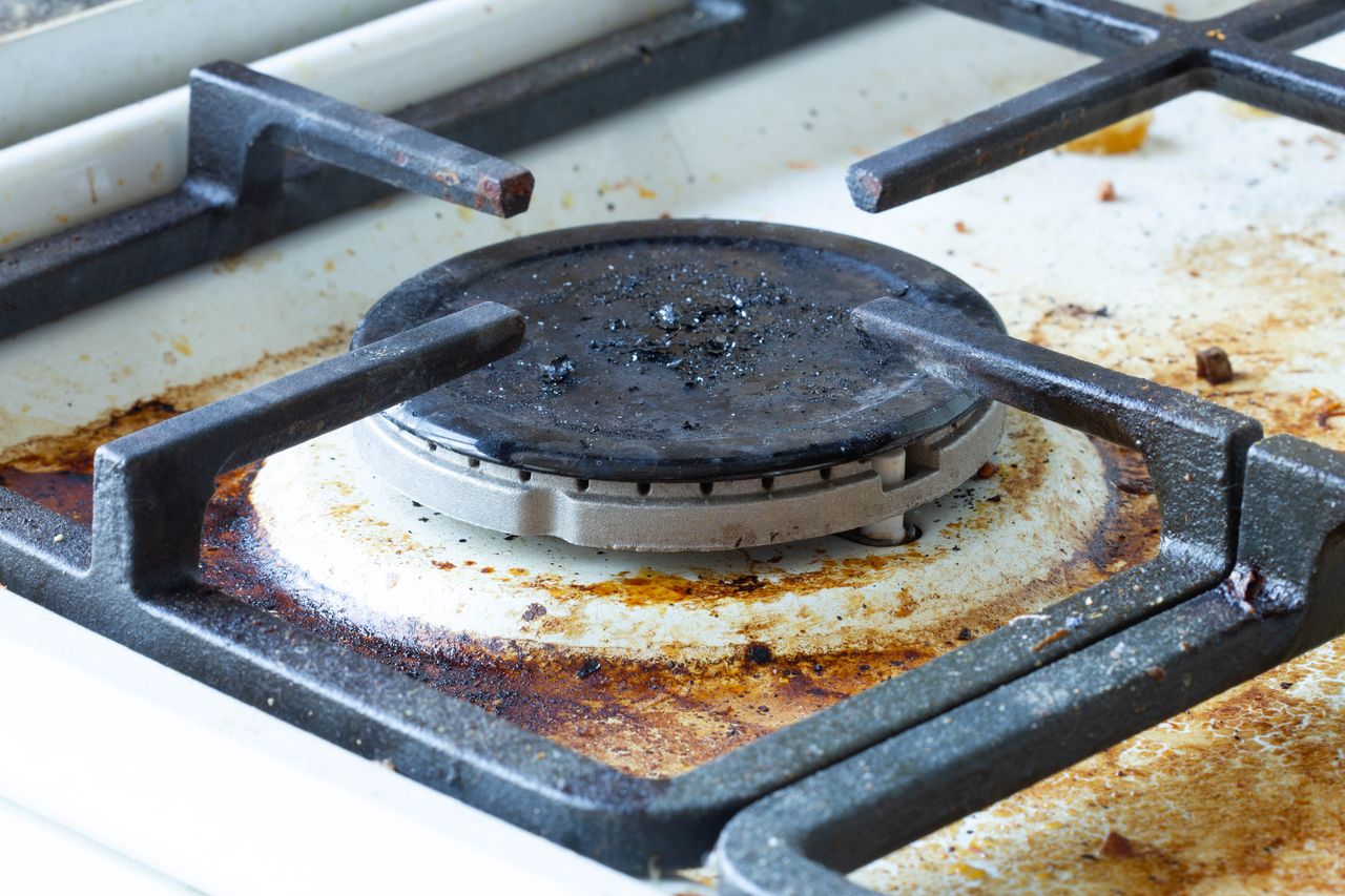 Homemade cleaning hack: Vinegar dissolves tough stove grime