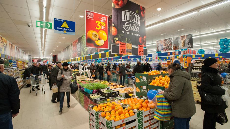 Otwarcie najwi?kszego sklepu Lidl w ?odzi
Fot. Andrzej Zbraniecki / East News Lodz 20.11.2014. Najwiekszy sklep LIDL tej sieci w miescie . Podczas uroczystego otwarcia na klientow czekaly liczne atrakcje oraz promocje . N/z: Szal zakupow podczas otwarcia sklepu LIDL
Andrzej Zbraniecki