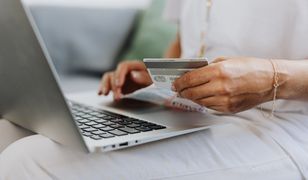 Wpisał w przelewie "rozliczenie-Kuba". Bank zablokował mu pieniądze