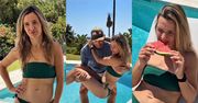 Odziana w bikini Joanna Koroniewska pałaszuje arbuza nad basenem swojej hiszpańskiej willi. Taka to pożyje? (FOTO)