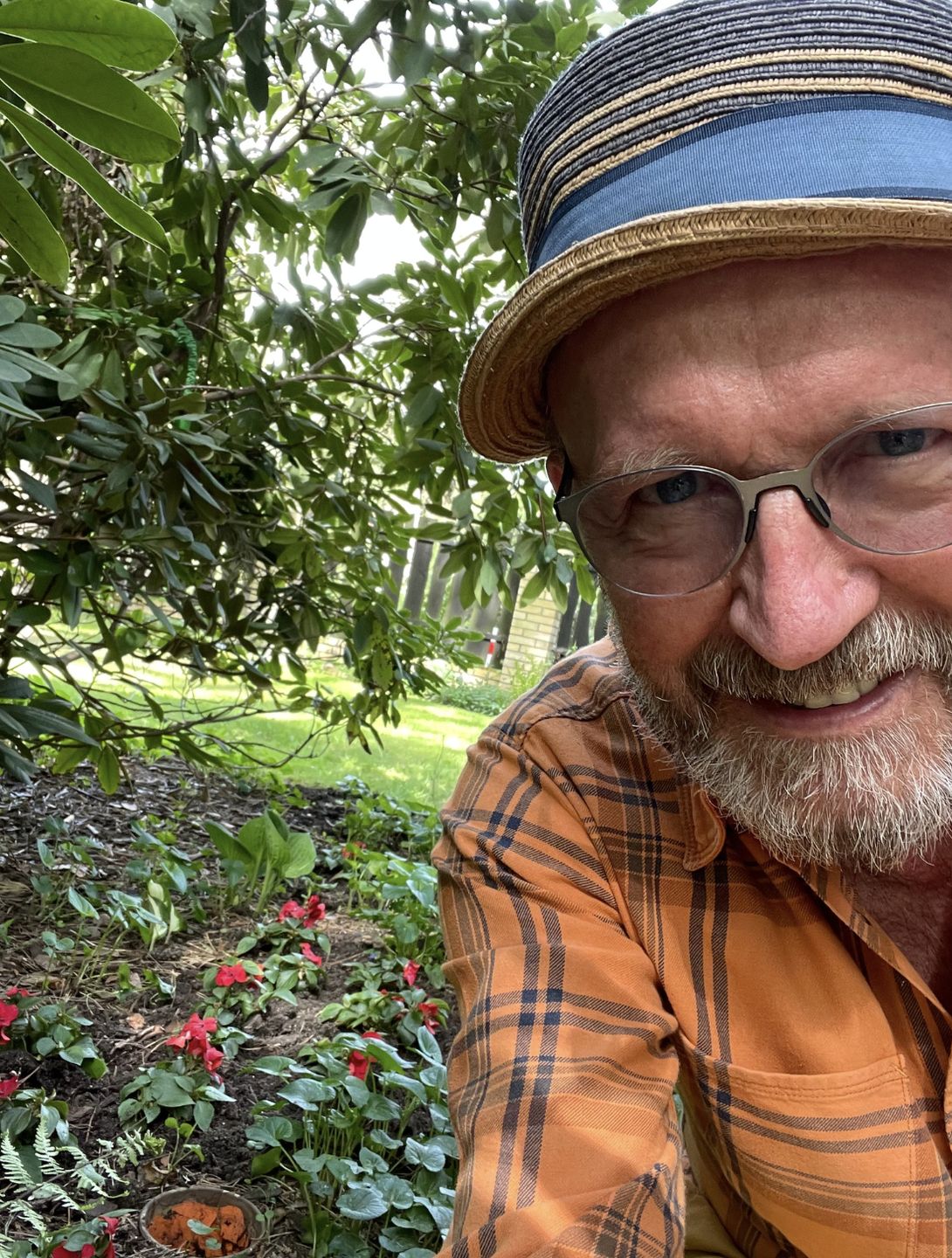 Artur Barciś w ogrodzie