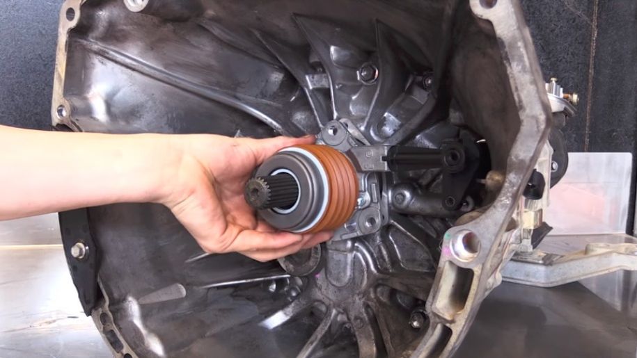 Wysprzęglik centralny - mały element, a może przynieść spore problemy. Lepiej wymienić go nawet wtedy, gdy jest sprawny