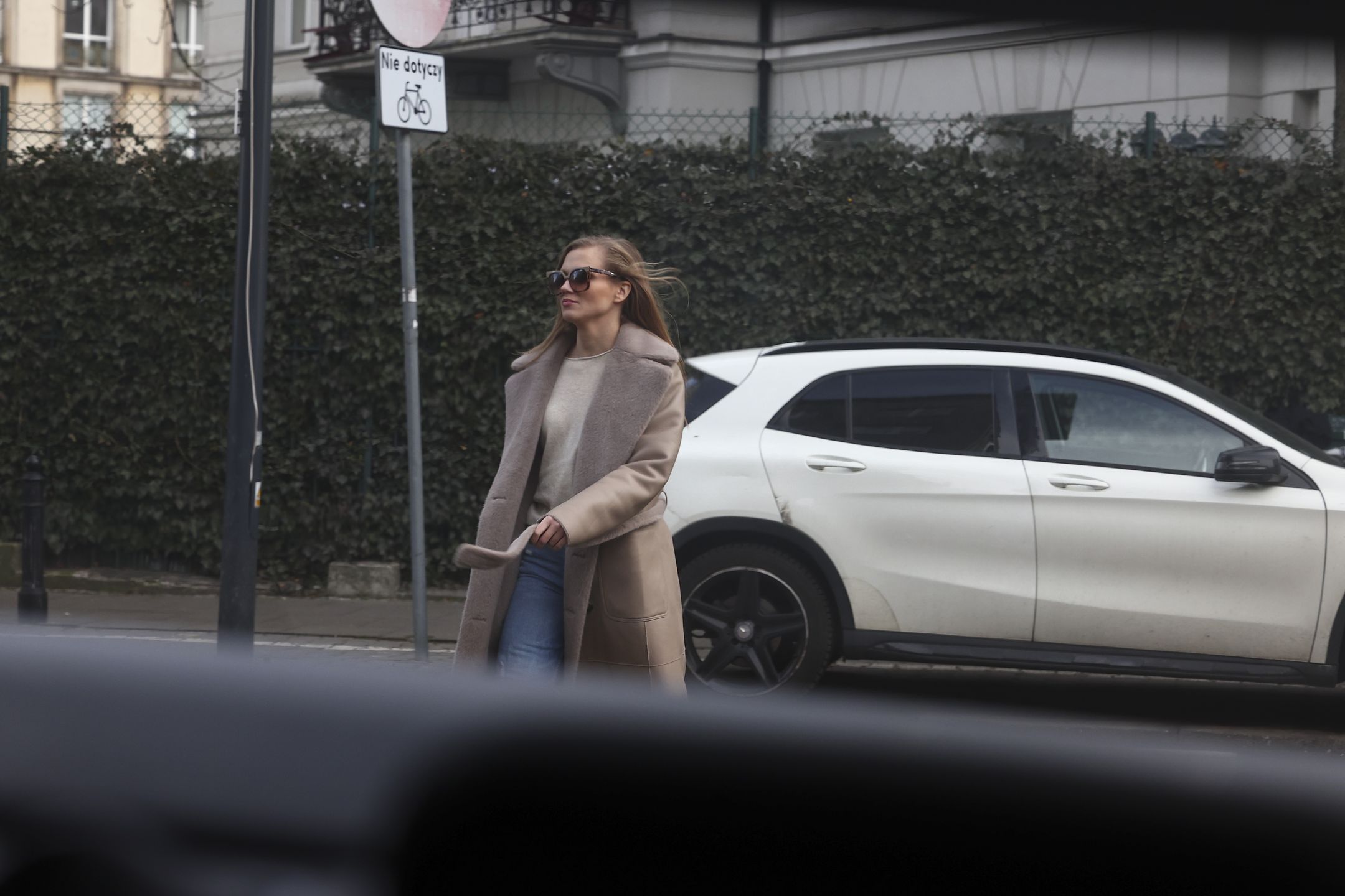 Agnieszka Kaczorowska podczas ulicznej sesji zdjęciowej