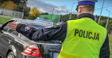 Wiozła ranną córkę do szpitala i straciła prawo jazdy. Interweniuje RPO