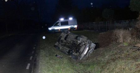 18-latek w BMW nie wyrobił się na zakręcie. W aucie były 4 osoby