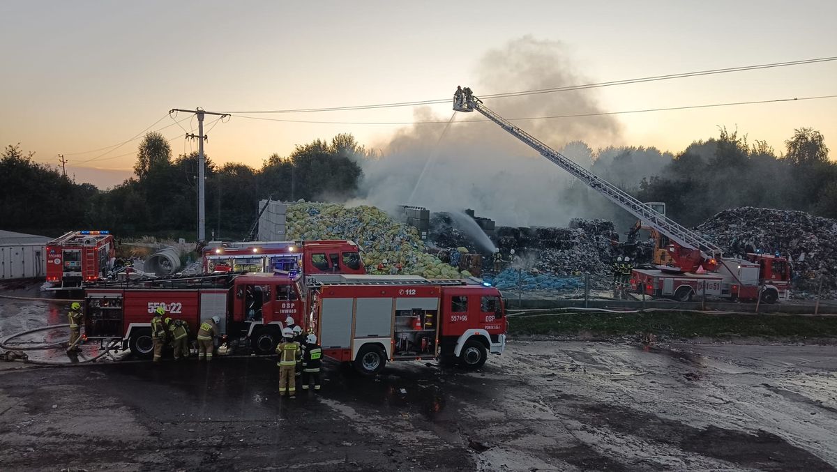 pożar, straz pożarna, ochotnicza straż pożarna, śledztwo Płonie wysypisko śmieci. Mieszkańcy mają zamknąć okna i drzwi