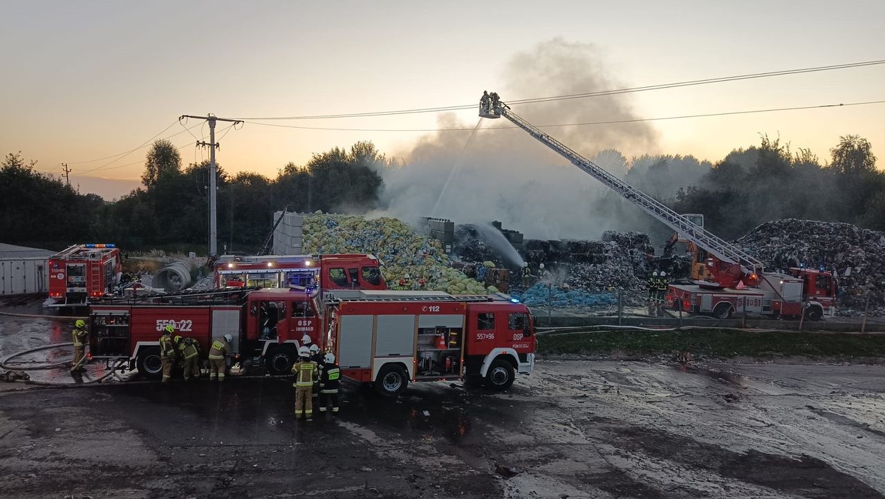 Płonie wysypisko śmieci. "Mieszkańcy mają zamknąć okna i drzwi"