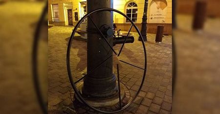 Ktoś uszkodził żeliwną studnię przy Bramie Krakowskiej. Kosztowała ponad 140 tys. zł