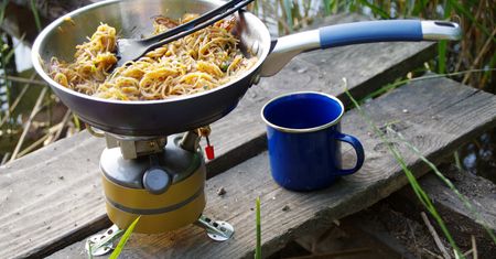 Pakujesz się na camping? Te kuchenne triki uratują ci wakacje