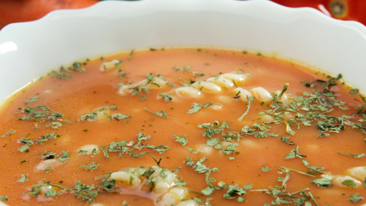 Dodaj do zupy pomidorowej 1 składnik, by poprawić jej smak 