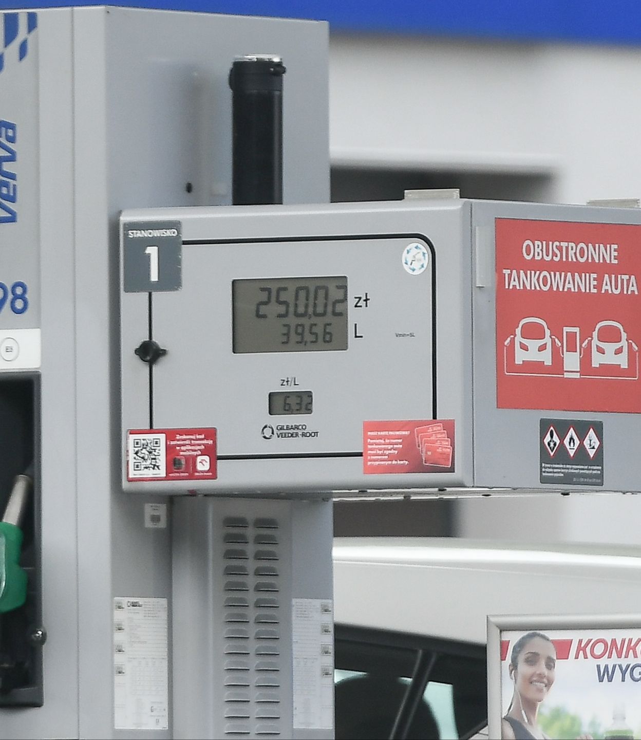 Tomasz Karolak na stacji paliw