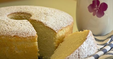 Miksuję z serkiem wiejskim i wstawiam do piekarnika. Świąteczna babka wychodzi pulchna i wilgotna