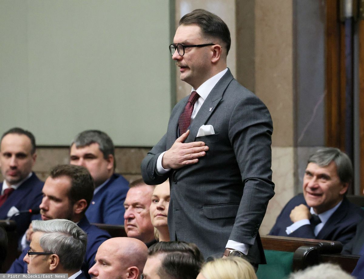 Pierwsze posiedzenie Sejmu X kadencji. Łukasz Mejza składa ślubowanie poselskie. Warszawa, 13 listopada 2023 roku