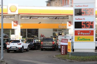 Rekord na stacjach paliw. Tak mocno ceny nie spadły od 1990 r. Eksperci: nie na długo