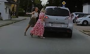 Dwie kobiety nagrane. Sceny w Koluszkach. Teraz każdy zobaczy