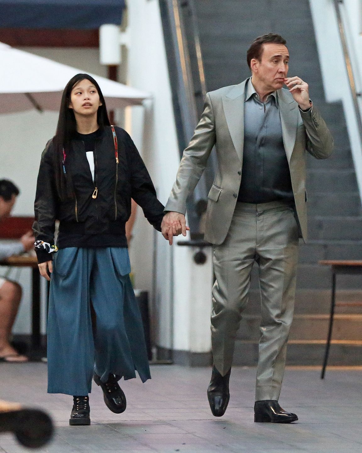 Nicolas Cage opuszcza restaurację z młodszą o trzy dekady żoną u boku