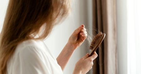 Jak zagęścić włosy? Za 6 zł kupisz coś, co zadziała już w 3 tygodnie