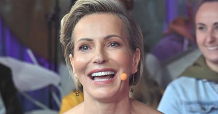 52-letnia Paulina Smaszcz wynurza się z basenu, eksponując SYLWETKĘ W BIKINI