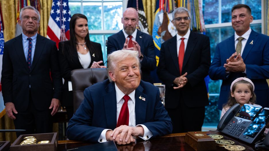 US President Donald Trump is seen with guests during an announcement on using artificial intelligence to treat childhood cancer in the Oval Office of the White House in Washington, 30 September 2025. EPA/FRANCIS CHUNG / POOL Dostawca: PAP/EPA.