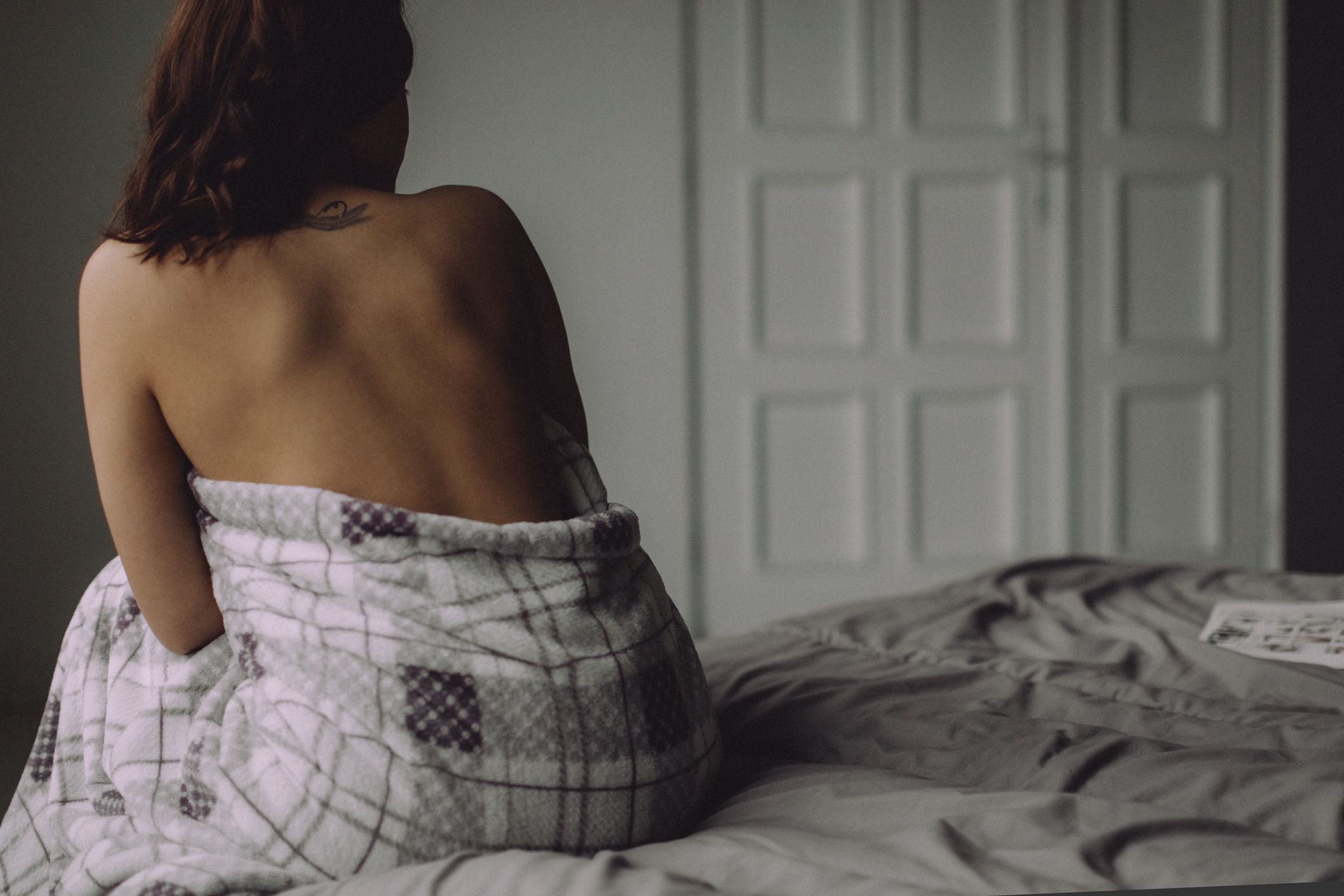 Woman on bed with sheetYoung girl in bedroomeclipse_imageselegance woman