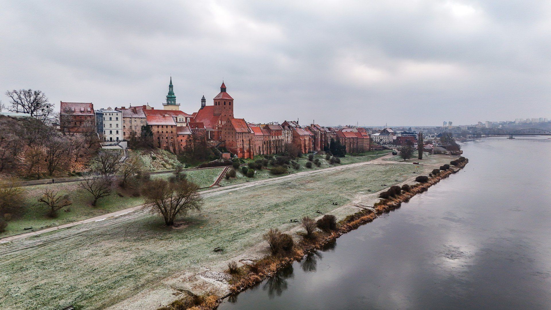 Panorama Grudziądza w mroźnej aurze, bez śniegu, z lekkim szronem