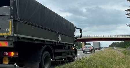 Wojskowa ciężarówka uderzona. Kierującej grożą poważne konsekwencje