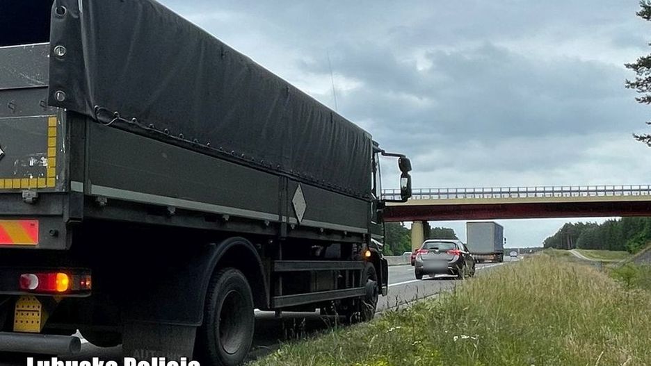Do wypadku doszło na trasie S3. Kobieta, której auto zderzyło się z wojskową ciężarówką, była pijana