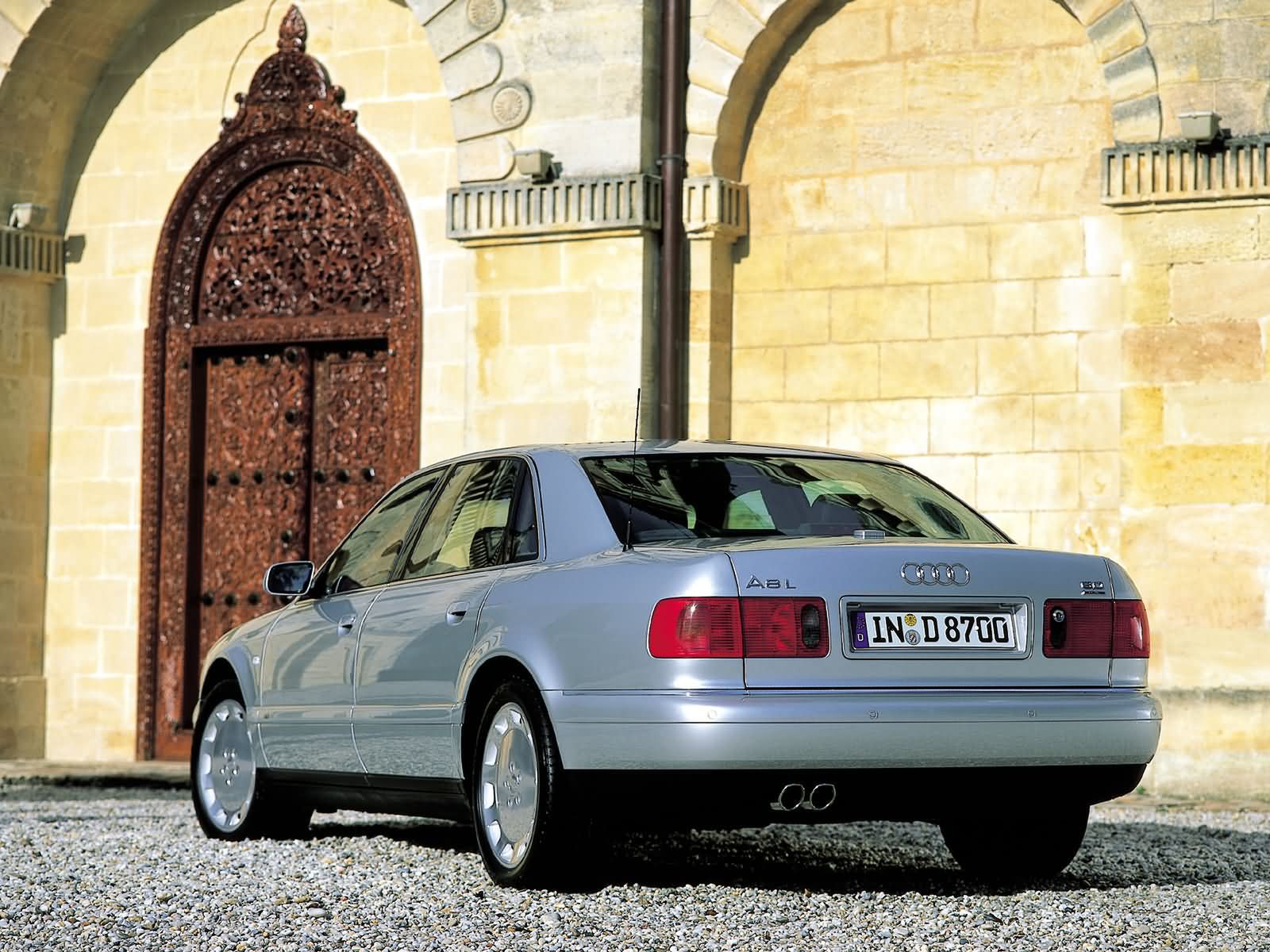 Uwaga na ultraluksusowe Audi A8 W12. Jest ultradrogie w naprawach.