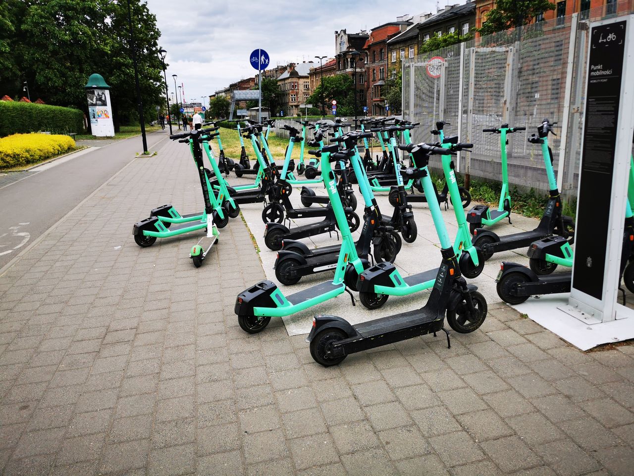 Radom: Nastolatek na hulajnodze elektrycznej uderzył w latarnię
