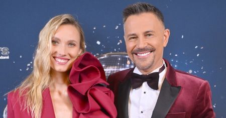 Krzysztof Ibisz całuje ciężarną ukochaną w Sopocie. Fani zachwyceni: "Fajna ta pana żona, w końcu taka NORMALNA" (FOTO)