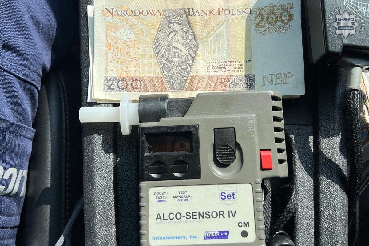 Wiózł 14 osób. Gdy prawda wyszła na jaw, chciał wręczyć łapówkę