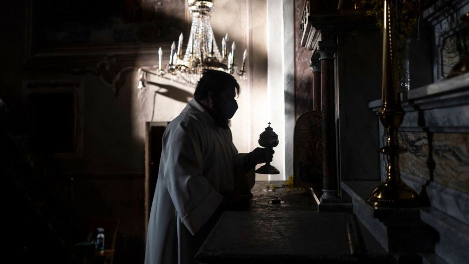 Ksi?dz odwiedza wiernych w domach - AFPPriest Don Fabrizio Della Bella holds the chalice with hosts in the San Mauro Sanctuary in Rittana, in the Stura di Demonte Valley, near Cuneo, north-western Italy on March 31, 2021. - Don Fabrizio Della Bella is a young priest that continue to visit his faithfuls in their homes, including those infected of Covid-19. He gives the host, confesses, and gives religious support. He was infected of Covid 19 the last summer and was admitted to the hospital for 20 days. (Photo by MARCO BERTORELLO / AFP)MARCO BERTORELLO