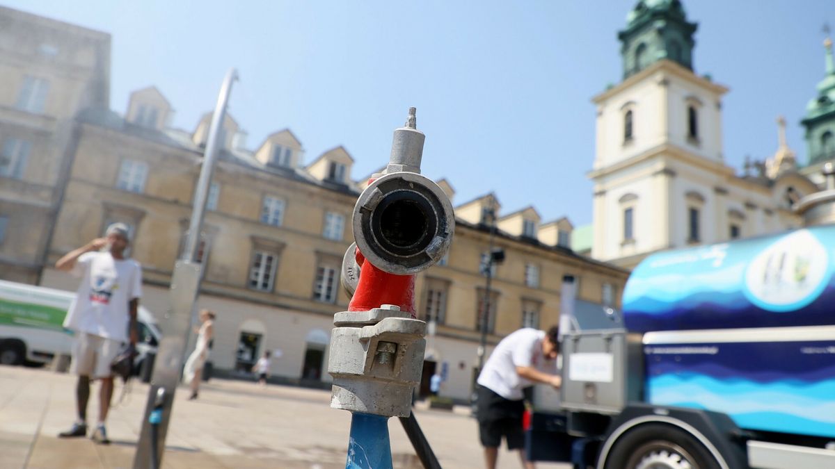 East News archiwum 2026Fot. Adam Burakowski/East News, 29.06.2026. Rekordowe upaly w Warszawie. Zbieg ulic Krakowskie Przedmiescie i Nowy Swiat. Kurtyna wodna i samochod MPWiK z woda pitna.Adam Burakowski