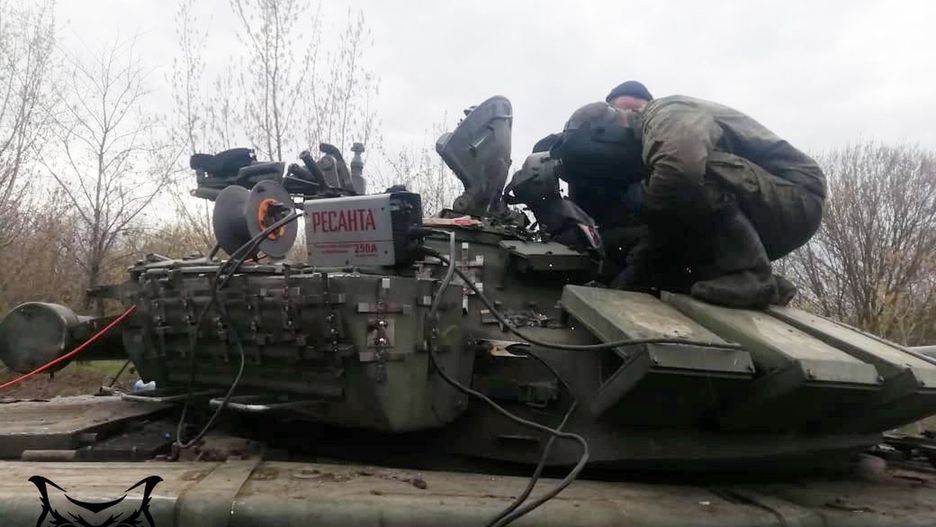 Załoga rosyjskiego czołgu t-72 przeprowadza polowe modyfikacje.