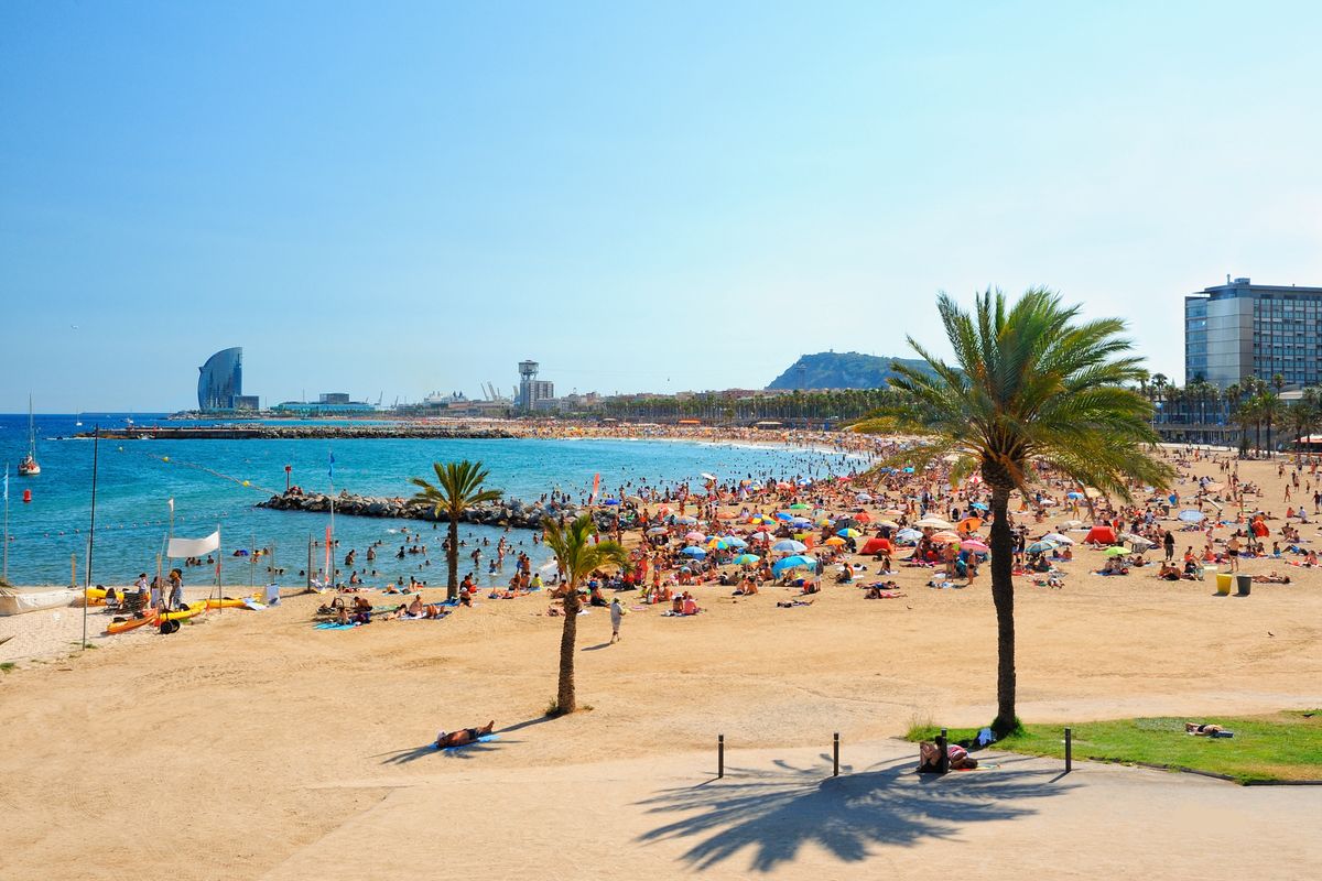 Plaże Barcelony przyciągają tłumy turystów 