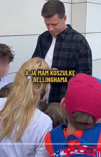 Wojciech Szczęsny rozmawia z dziećmi